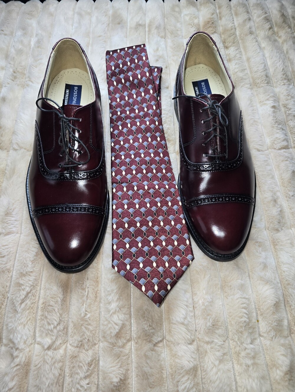 Bostonian leather oxfords sz 10.5 + 100% silk tie bundle
